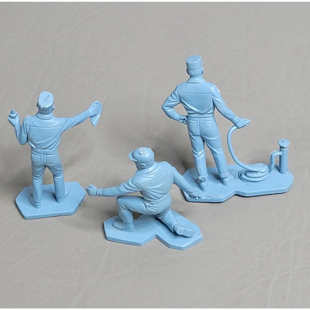 1950’s Mini Marx Service Station Gas Oil/Batteries/Tire Repair/Gas Pump/Figures